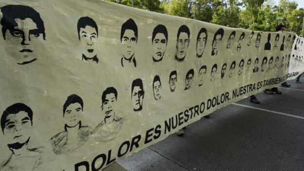 Cartazes pedem a volta de estudantes desaparecidos