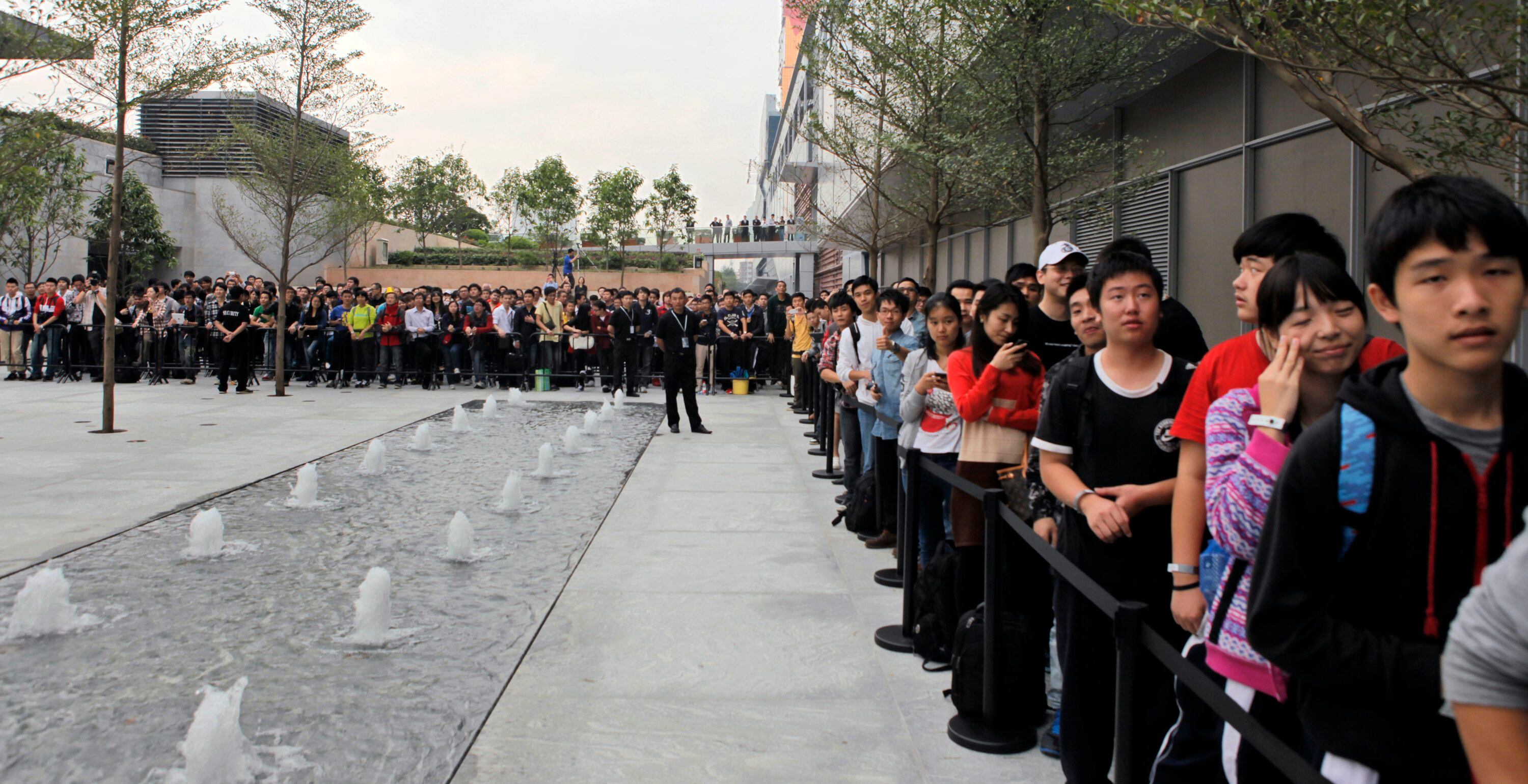 Chineses fazem fila na porta da nova loja da Apple em Shenzhen, a primeira no sul da China e sétima do país.