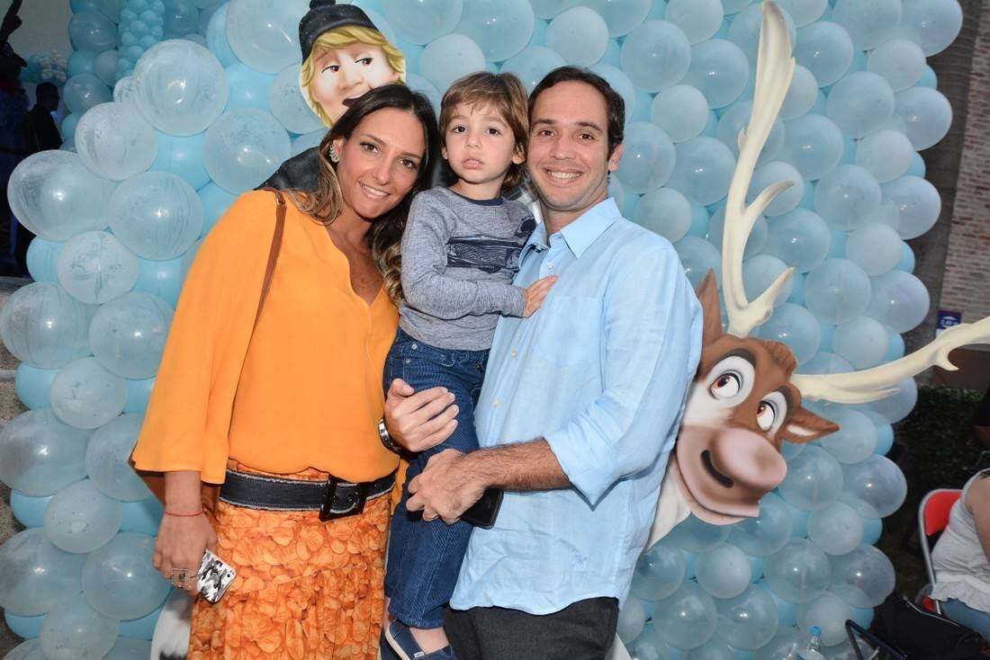 Caio Ribeiro com a mulher, Renata Leita, e o filho João
