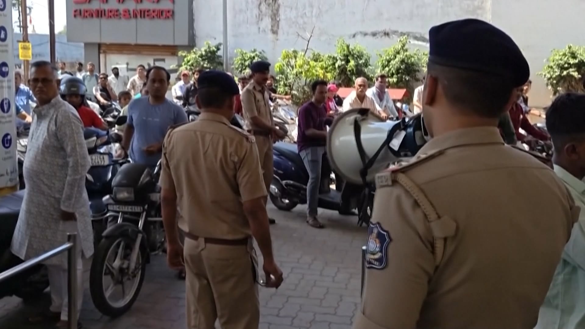 Homens aglomerados em meio a motos