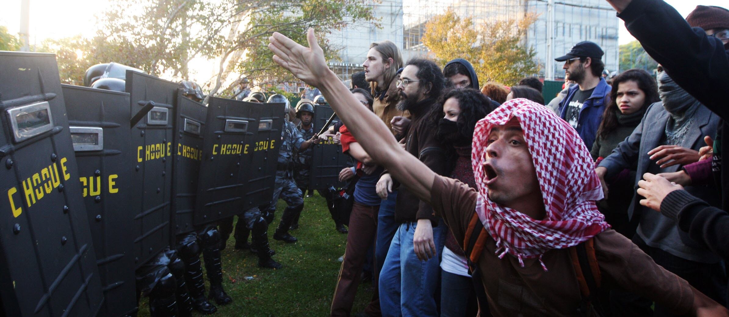 A Tropa de Choque da PM retirou os estudantes do prédio da reitoria e prendeu os que resistiram à reintegração de posse
