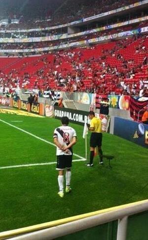 Jogador fez gesto da torcida organizada
