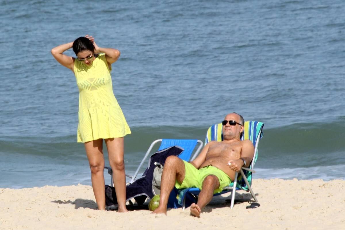 Patrícia Poeta tira o dia para reforçar o bronzeado em praia do Rio