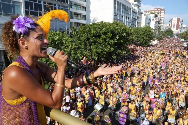 Com sambas enredos clássicos e marchinhas de Carnaval, o bloco animou o público e aproveitou para homenagear o Rio com o hino Cidade Maravilhosa