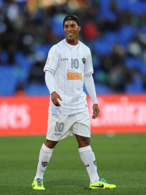 Ronaldinho Gaúcho é sempre diferente com a camisa da Seleção e já foi Campeão do Mundo. Além de sua grande bagagem, poderia ajudar nas bolas paradas 
