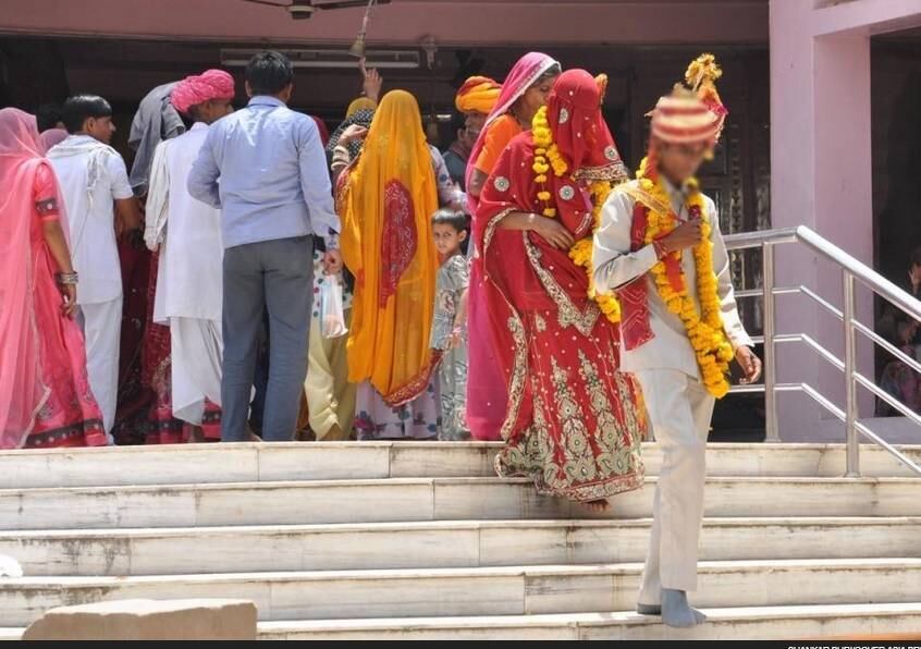 O casamento infantil é um
antigo costume da Índia e é praticado pela maioria das pessoas. As Ongs de
apoio aos direitos da mulher se esforçam para acabar com a tradição, mas com
poucos resultados.  

Kriti Bharti, um dos ativistas, já deteve 124
casamentos infantis e anulou sete, mas confessou ao Daily News que o combate ao
costume envolve uma série de riscos
