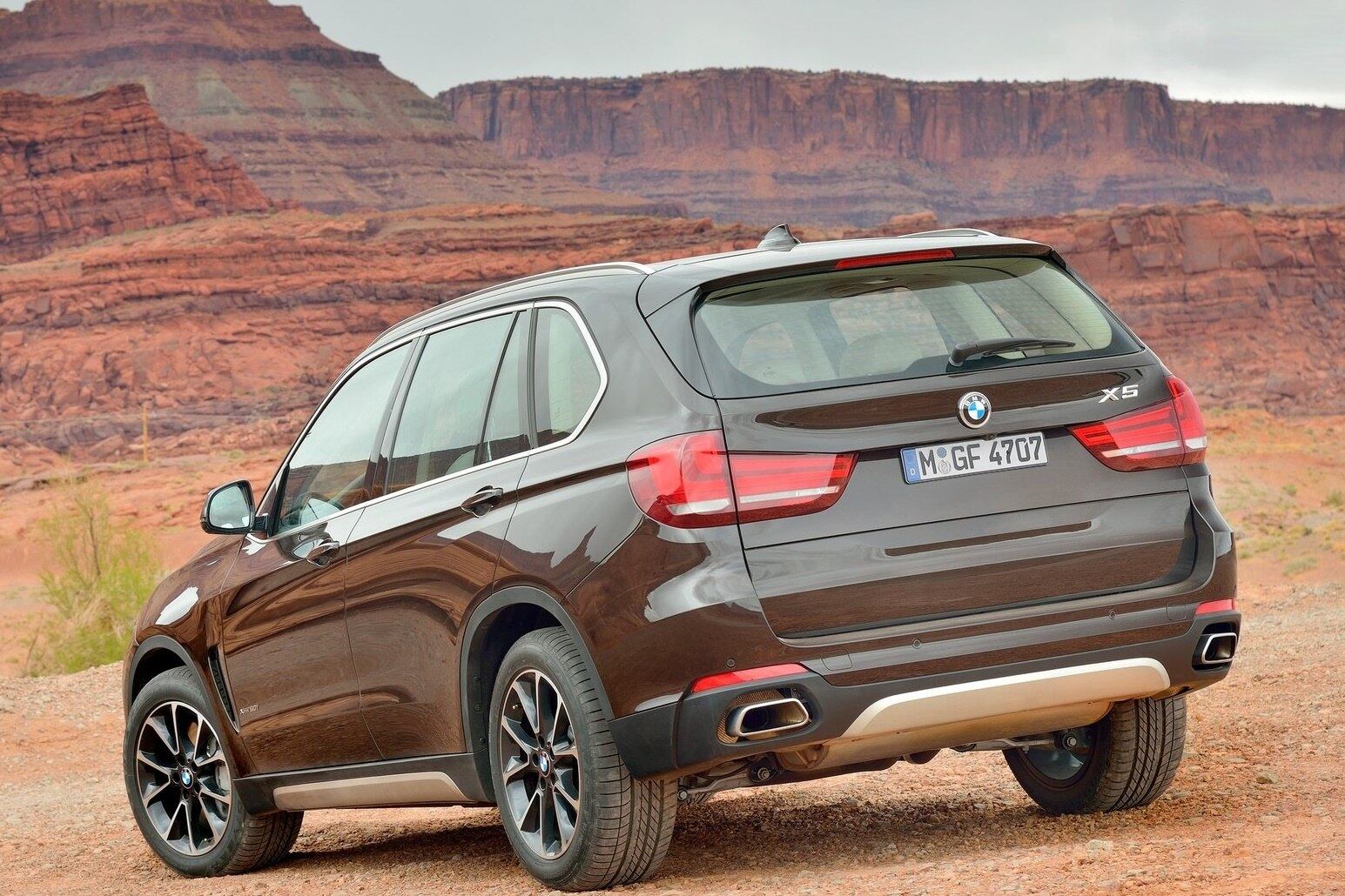 A traseira mistura elementos do X5 atual com recursos usados nos novos modelos da marca, como as traseiras assimétricas bipartidas
VEJA TAMBÉM
>> Peugeot ousa com o 208 para abandonar de vez os fantasmas do passado
>> Empresário fanático pela Jaguar só compra carros da marca há 50 anos

Quer saber tudo sobre carros? Acesse R7.com/carros
