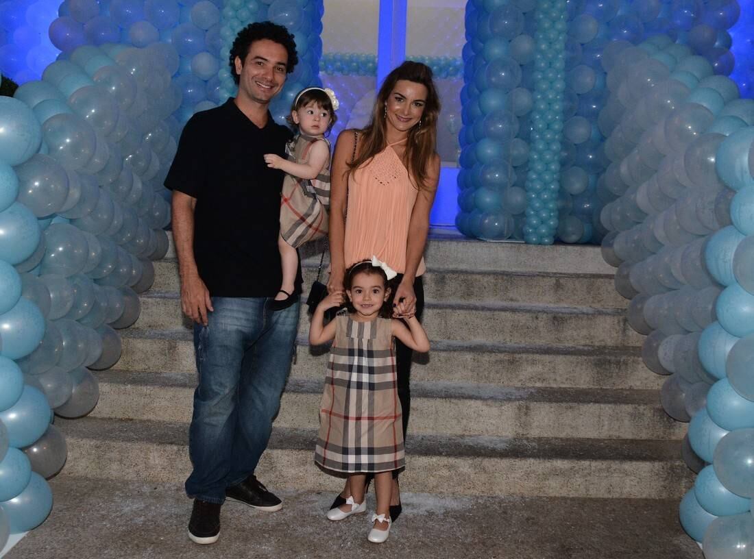 Marco Luque estava com a mulher, Flávia Vitorino, e as filhas Isadora e Mel