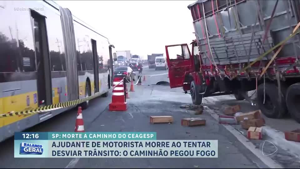 Ajudante de caminhão de frutas morre em acidente a caminho do Ceagesp, em São Paulo