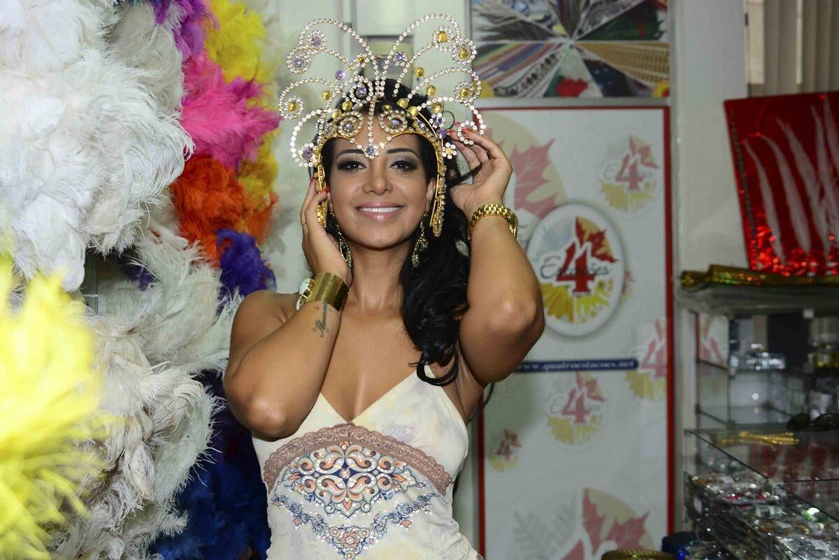 A rainha de bateria da Águia de Ouro entrou em uma loja e experimentou os adereços