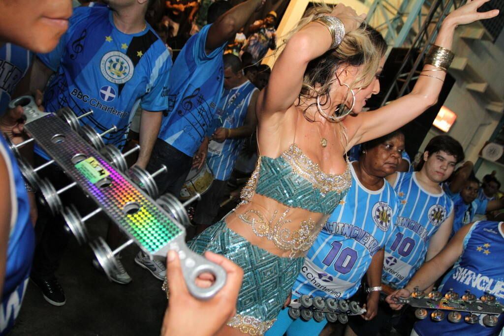 Sabrina Sato comemora aniversário na quadra da Vila Isabel