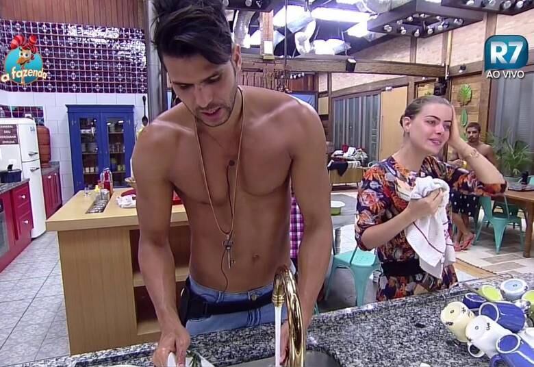 Tentando confortar o modelo, Rayanne disse que ele era o
único a sofrer decepções amorosas.
— Posso te falar uma coisa? Atire a primeira pedra quem
nunca foi corno ou corna.
— Mas eu fui mais
+ Douglas Sampaio diz para Luka Ribeiro: "Imagina a Quelynah de Fazendeira!"
+ Carla Prata bate no peito e diz: "Eu sou muito mulher!"
+ Carla Prata conversa com Rayanne e Luka sobre seu voto enquanto toma banho
+ Mara se acostuma com a baia e diz: "É melhor a paz na simplicidade do que ter ostentação e ter perturbação"
+ Li diz que está com medo da Roça e JP arranja solução: “Vou anular meu voto”
+ Com receio de faltar, peões planejam racionamento de tapioca
+ Carla Prata agradece Luka Ribeiro e volta a criticar Mara Maravilha: "Essa mulher não tem limite"
+ Se cuida, Pugliesi! Mara Maravilha se acaba na esteira com look ousado depois de destruir no lanche da tarde