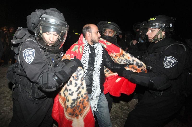 Polícia de Fronteiras entrou no acampamento instalado em Jerusalém Oriental e evacuou cerca de 120 ativistas palestinos