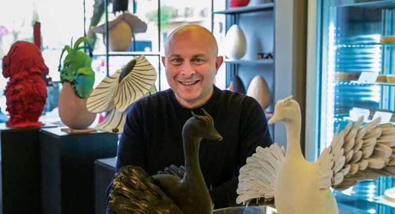 Walter Musco posa em meio às suas criações de chocolate para a Páscoa 2022. As esculturas estão disponíveis na "Pasticceria Bompiani", a confeitaria oficial do chef, em Roma, na Itália