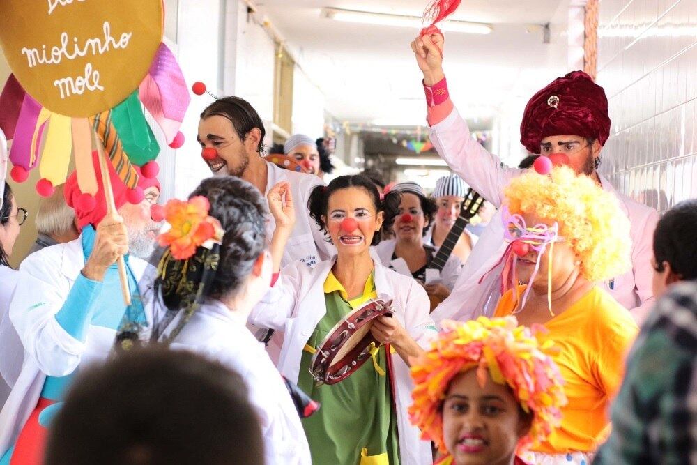 Para as ruas

A versão paulistana do bloco carnavalesco dos Doutores da Alegria
foi criada neste ano, mas copia o que já acontece no Recife, conta o diretor
artístico da organização, Ronaldo Aguiar.


— Lá, há dez anos os Doutores têm um grupo chamado Bloco do
Miolinho Mole. Foi uma maneira que encontramos de nos aproximar da cultura
local. Como aqui em São Paulo o carnaval de rua tem crescido, decidimos seguir
o mesmo caminho.

Na foto, o grupo Doutores da Alegria comanda o Bloco Miolinho Mole, para as crianças internadas no Hospital da Restauração, no Recife (PE), na manhã de segunda-feira (20)

