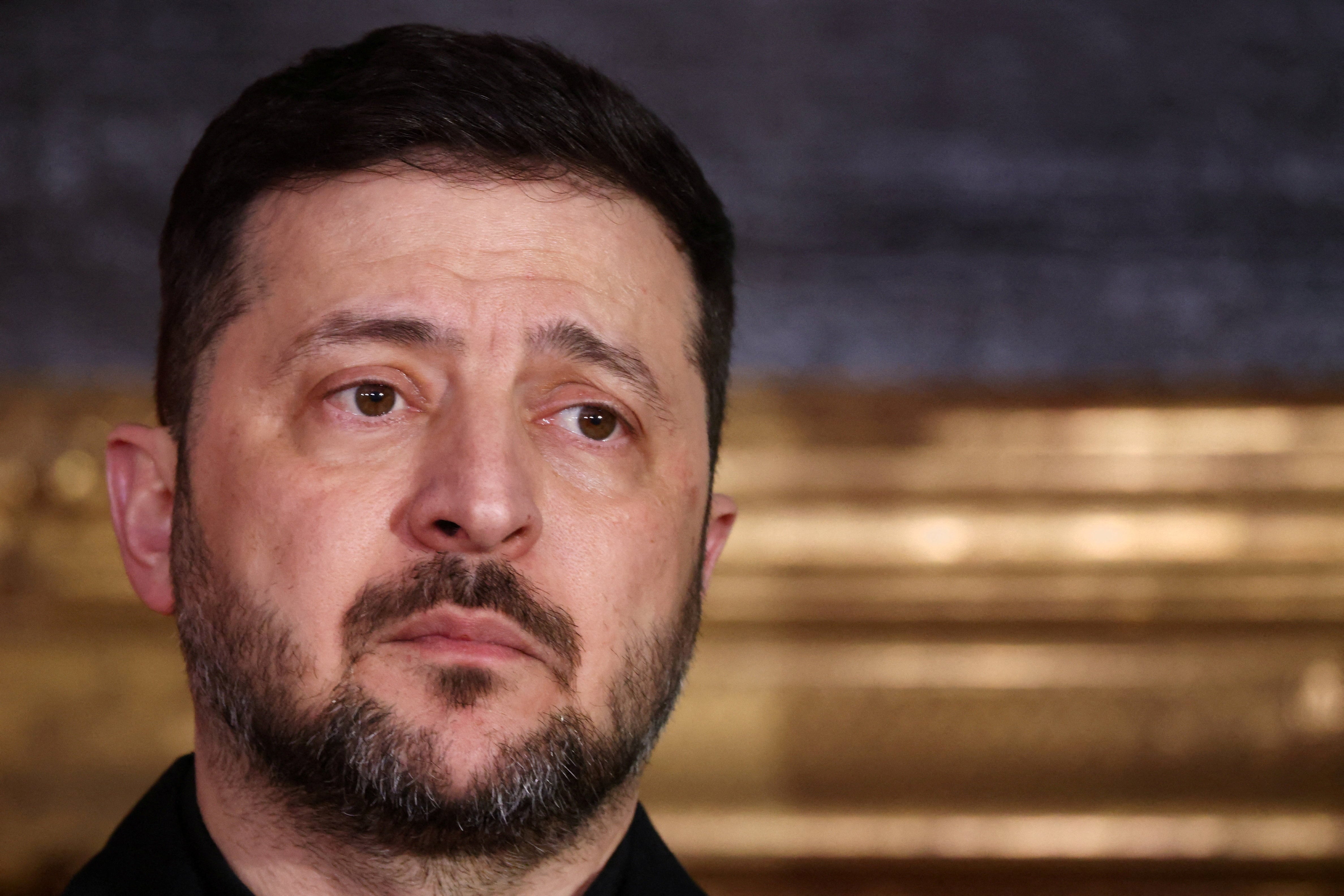 Zelensky olhando para cima, com uma expressão preocupada