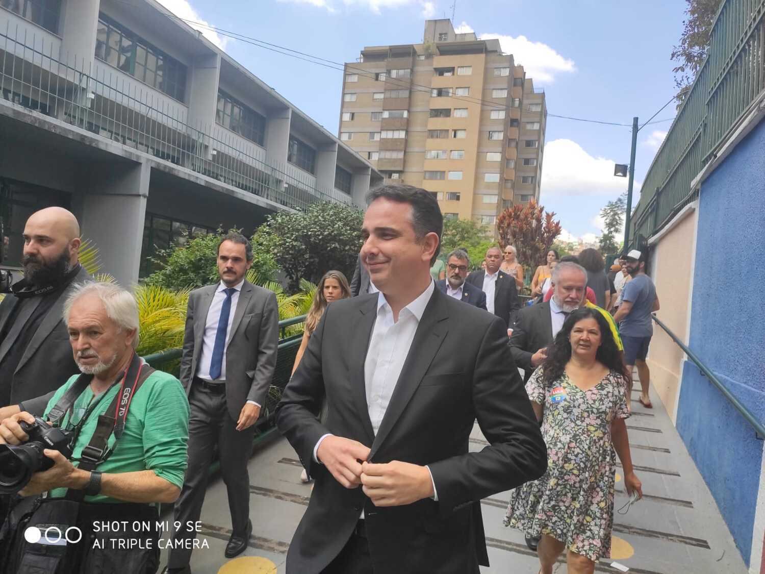 O presidente do Senado Rodrigo Pacheco (PSD) votou, no início da tarde deste domingo (02), na Escola Santo Tomás de Aquino, no bairro São Bento, região centro-sul de Belo Horizonte.