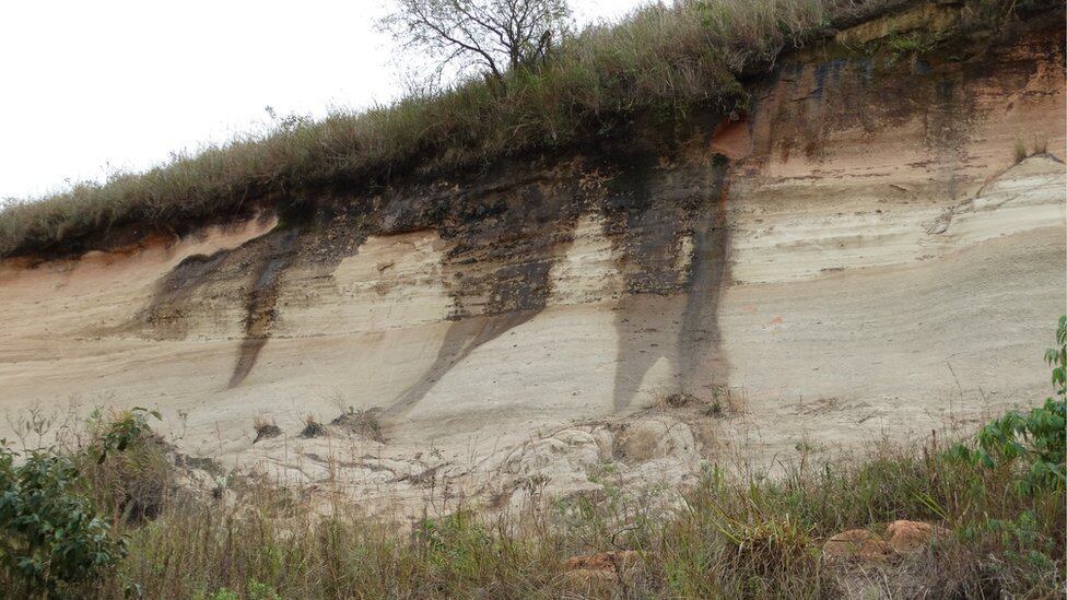 Aquíferos são como esponjas gigantes em que a água ocupa os insterstícios das rochas; em algumas partes, há afloramento