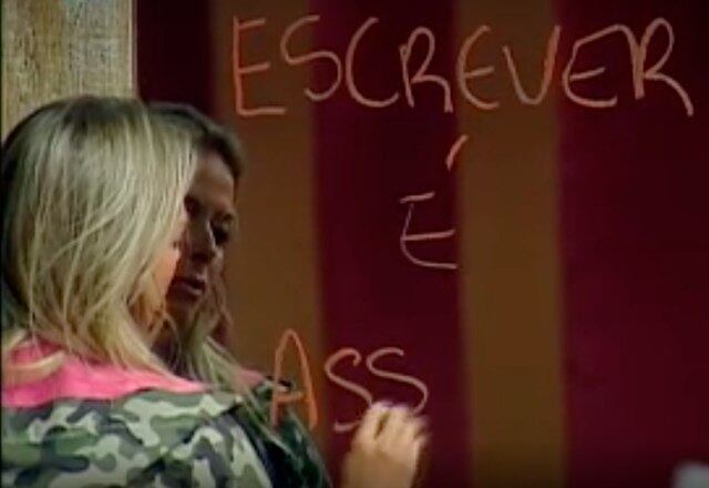 Janaina Jacobina


Em A Fazenda 3, Janaina ficou revoltada depois que o clima esquentou na roda de indicação da Roça. A peoa decidiu dar um basta nas acusações sobre ter escrito bilhetes e pichou vários espelhos da sede
