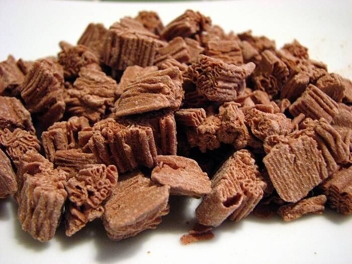 Como resultado, a quantidade de calorias do
chocolate diet pode ser igual ou até maior do que o chocolate normal. A não ser
que você coma menos, lembre-se que ele não emagrece.

A quantidade de chocolate diet das embalagens é um pouco menor se comparado ao light, tendo em vista que ele é feito para pessoas que devem evitar o chocolate. A porções costumam ter 25g e ficam na faixa de R$ 5
