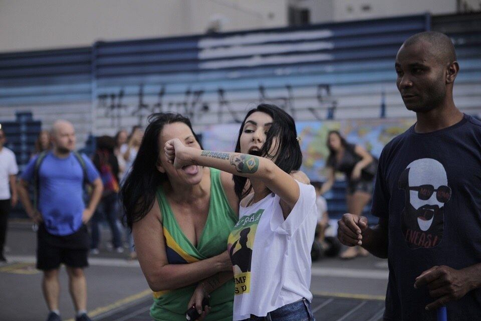 Jovem mostra tatuagem com slogan da ditadura militar
