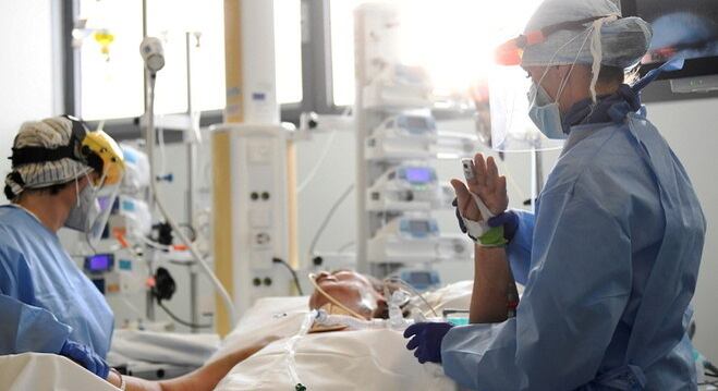 Paciente de covid-19 é atendido em hospital de Bergamo, na Itália