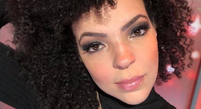 Laura Carolinah e formada em teatro e canto