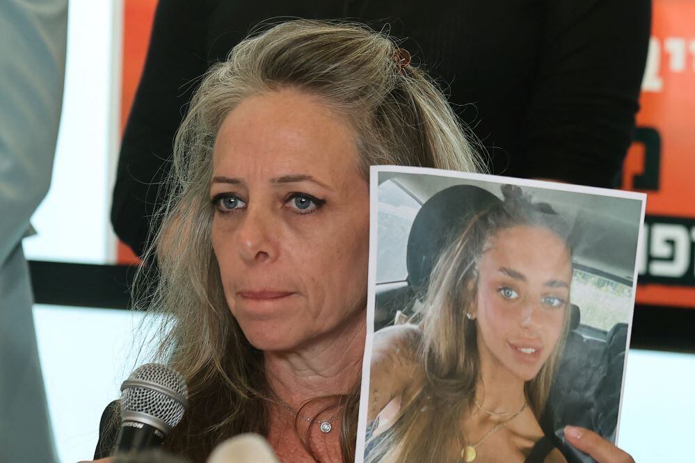 Durante a entrevista coletiva, Keren, segurando a foto da filha, disse: "Acredito que isto tudo é um crime contra a humanidade"