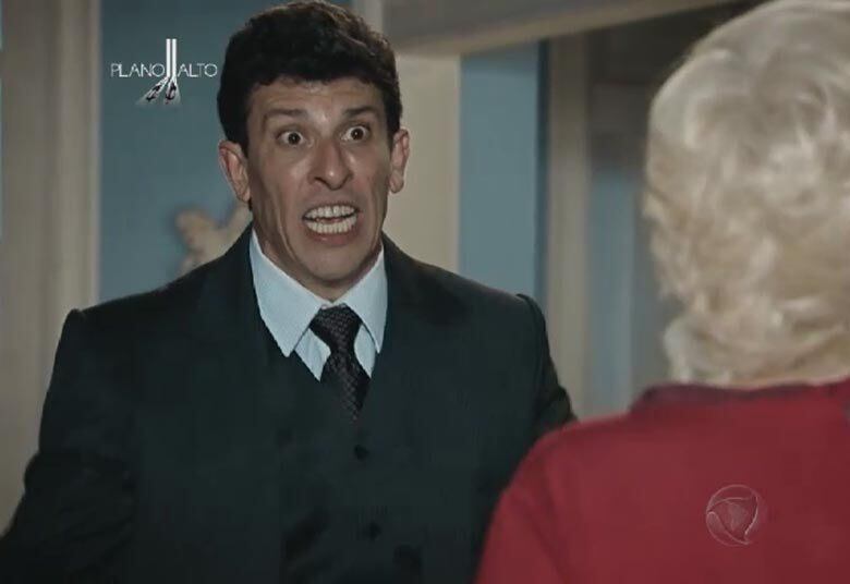 João e Dora discutem e Rico
ouve a briga, tenso. Dora diz para João que ela cuida do garoto desde que ele
era bebê
+ Manifestantes pedem a renúncia de governador. Assista!
+ Conheça os personagens da minissérie Plano Alto
+ "Fizemos milagre e superamos obstáculos", revela Ivan Zettel, diretor da minissérie