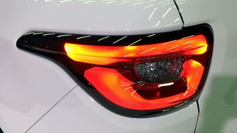 Atrás, as lanternas são pequenas, mas muito modernas, sempre iluminadas por LEDs