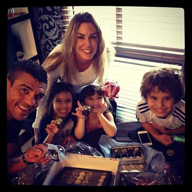 Vitor Belfort posta foto, em família, com brigadeiros