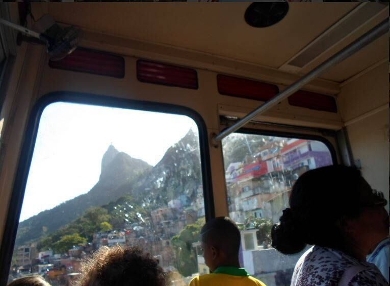 A favela do Santa Marta é cortada por um bonde, que leva os
moradores até o topo do morro. Ao longo dos tours, o passeio pelo popular “plano
inclinado” também oferece ao turista uma bela paisagem do Rio
