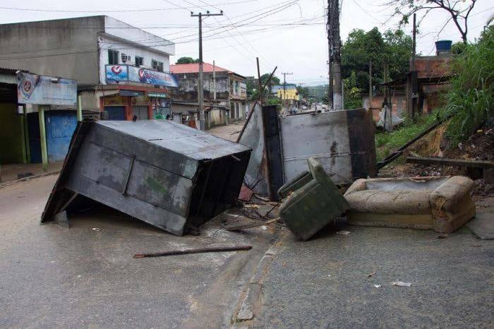 A força da água derrubou bancas de jornal e arrastou móveis
das casas para as ruas