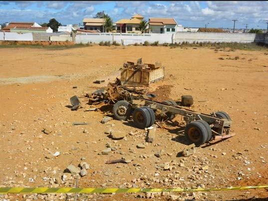 O carro se desmontou com a colisão