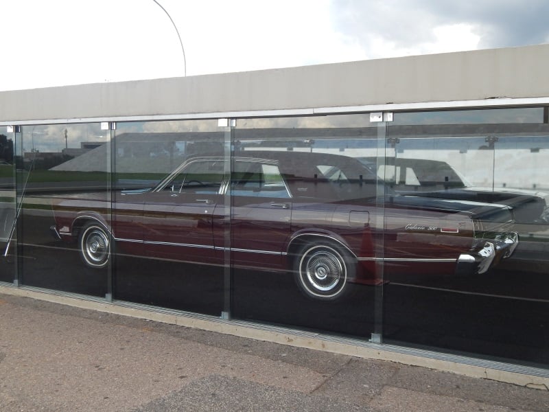 Basta chegar ao estacionamento do Memorial JK, museu no centro
de Brasília que conta a trajetória do presidente, para se dar conta de que o carro
é a primeira atração do local. Guardado em uma vitrine, no centro do
estacionamento, o Galaxie 500 ano 1974, mesmo com um dos lados protegidos por
insulfilm, fica exposto ao sol. Os pneus ficam com a calibragem pouco abaixo do normal