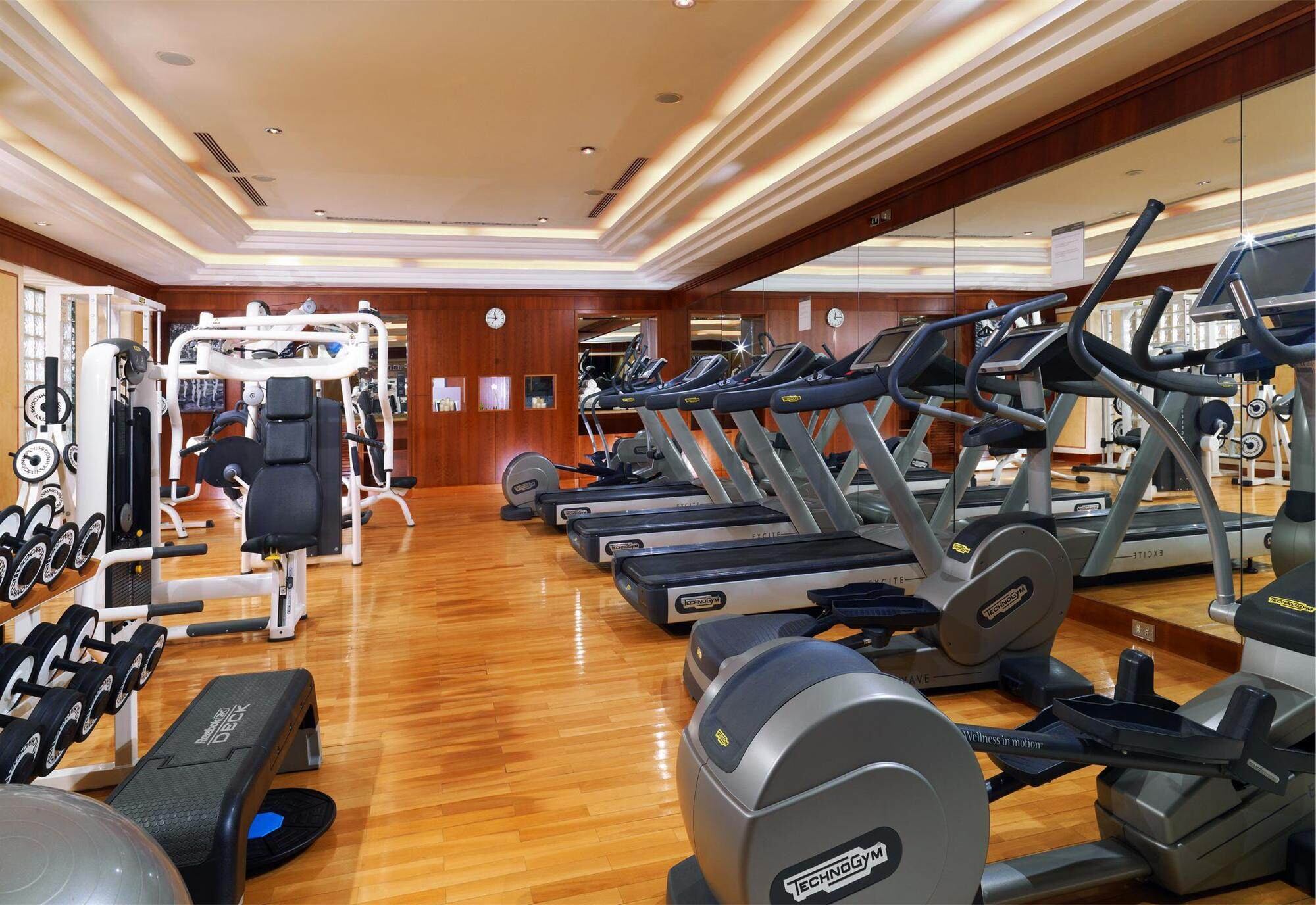 Os hóspedes também podem se exercitar no hotel.  A academia, com
equipamentos modernos, e um clube de bem-estar ocupam 300 metros quadrados. Leia mais
