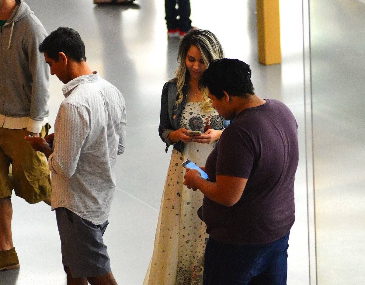 Mulher Melão passeia em shopping carioca