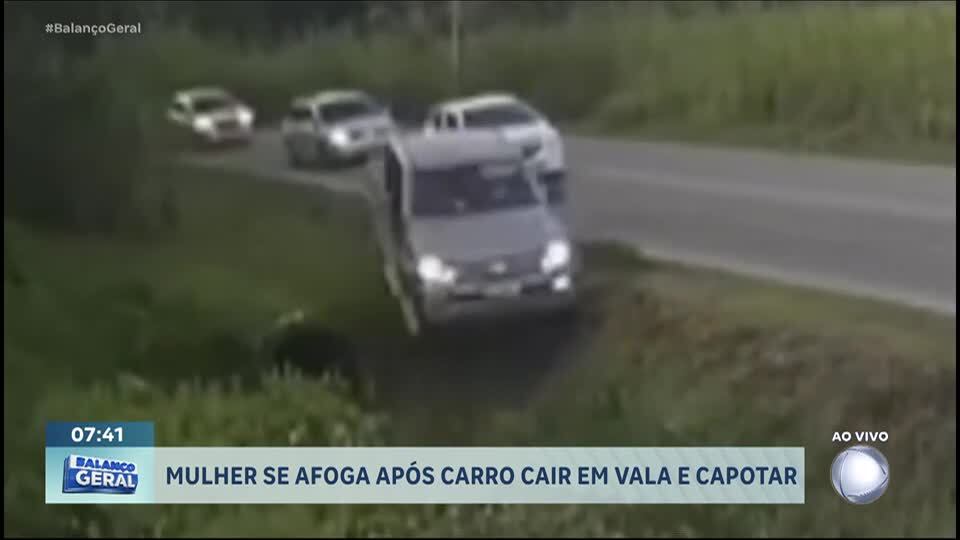 Mulher quase se afoga após carro cair em vala e quase capotar em Santa Catarina