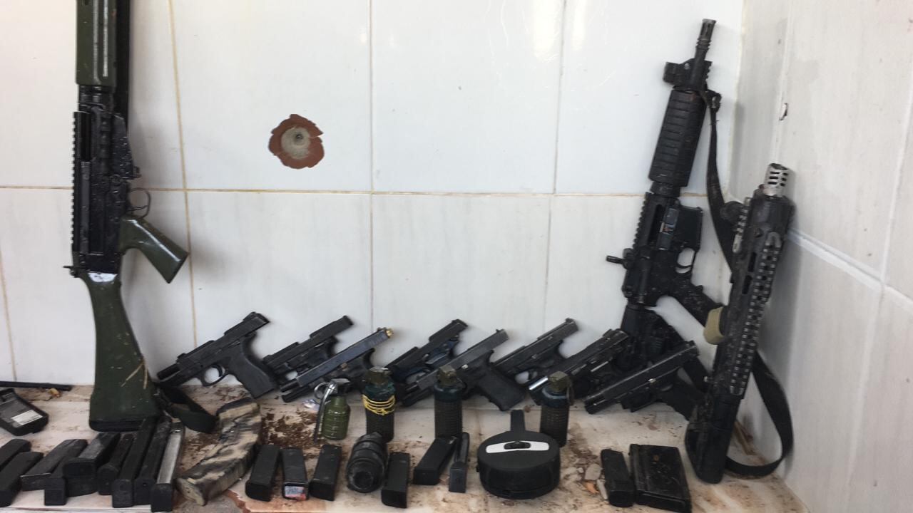 Operação apreendeu três fuzis, doze pistolas e seis granadas