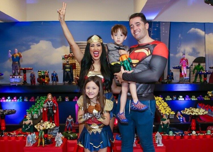 Simaria posou de Mulher-Maravilha no aniversário do filho, na noite de quarta-feira (11), em São Paulo