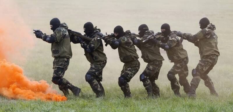 Forças especiais do ministério
de Defesa da Bielorrússia mostram suas habilidades perto do vilarejo de Rakovichi, a sudeste de Misk, capital do país
