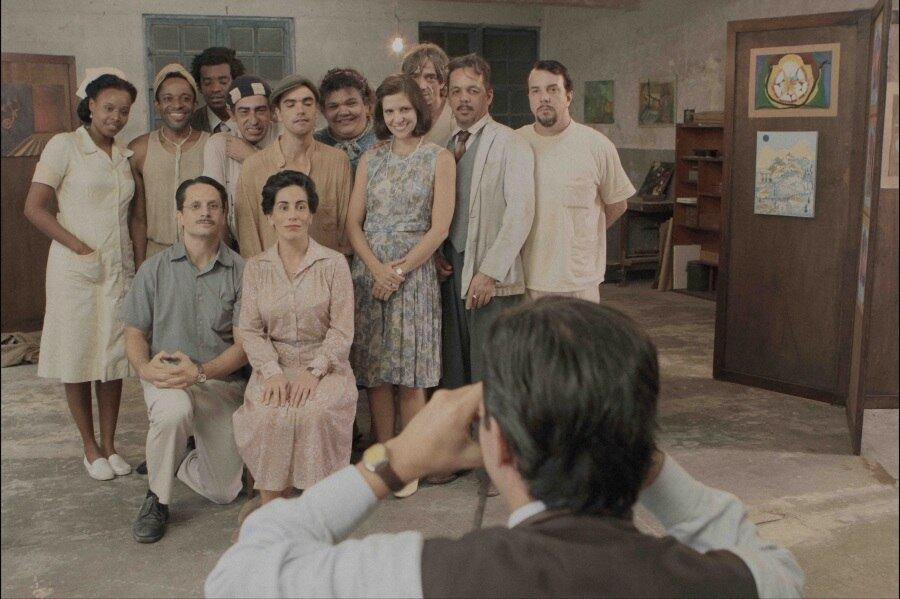 Gloria Pires já viveu muitas mulheres na TV e no cinema, mas nenhuma delas foi tão transformadora quanto Nise da Silveira. Admiradora de Carl Jung, a médica brasileira mudou os rumos da psiquiatria com terapia ocupacional, usando a arte como instrumento para mudar a realidade de esquizofrênicos internados no Centro Psiquiátrico Pedro II, no Engenho de Dentro, no Rio de Janeiro.

A vida dela virou o filme Nise — O Coração da Loucura, que chega aos cinemas nesta quinta-feira (21)

Acesse o R7 Play e assista à programação da Record quando quiser