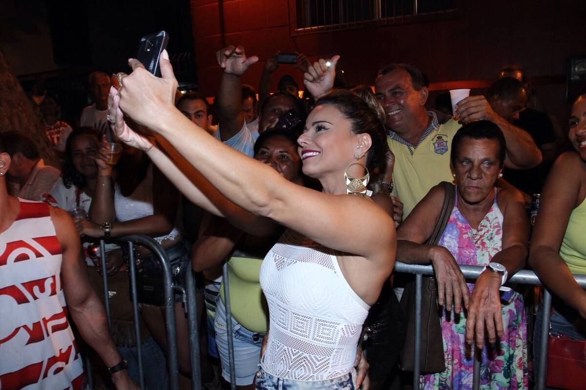 Simpática, Vivi parou para atender os pedidos de fotos dos fãs