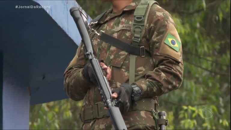 O Exército identificou os militares sob suspeita de ligação com o furto de 21 metralhadoras do Arsenal de Guerra em Barueri, na Grande São Paulo. Uma investigação do caso transcorre desde o dia 10 de outubro, quando se constatou a ausência de 13 metralhadoras calibre .50 e oito calibre 7,62. Quase 500 pessoas chegaram a ficar uma semana aquarteladas enquanto a investigação dava seus primeiros passos, na semana passada