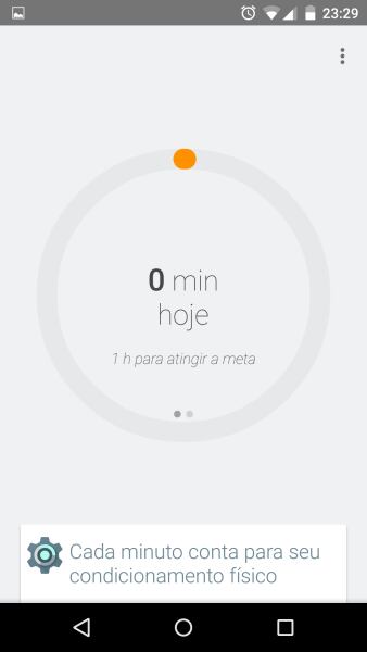 O aplicativo pede autorização para ter acesso à localização precisa do usuário por meio do GPS para determinar quanto o usuário já caminhou no dia