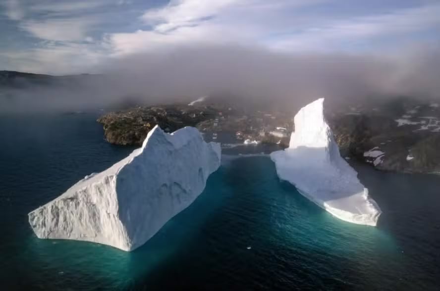Iceberg se aproxima de vilarejo na Groenlândia