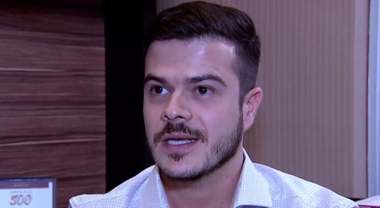 Adriano Scalzaretto é advogado e explica a situação da brasileira, que atualmente está dentro de uma proteção constitucional contra a extradição de nacionais: ''Isso vai gerar potencialmente um pedido de cooperação jurídica internacional para que ela seja processada no Brasil pelos crimes que cometeu nos Estados Unidos, podendo ser condenada aqui''