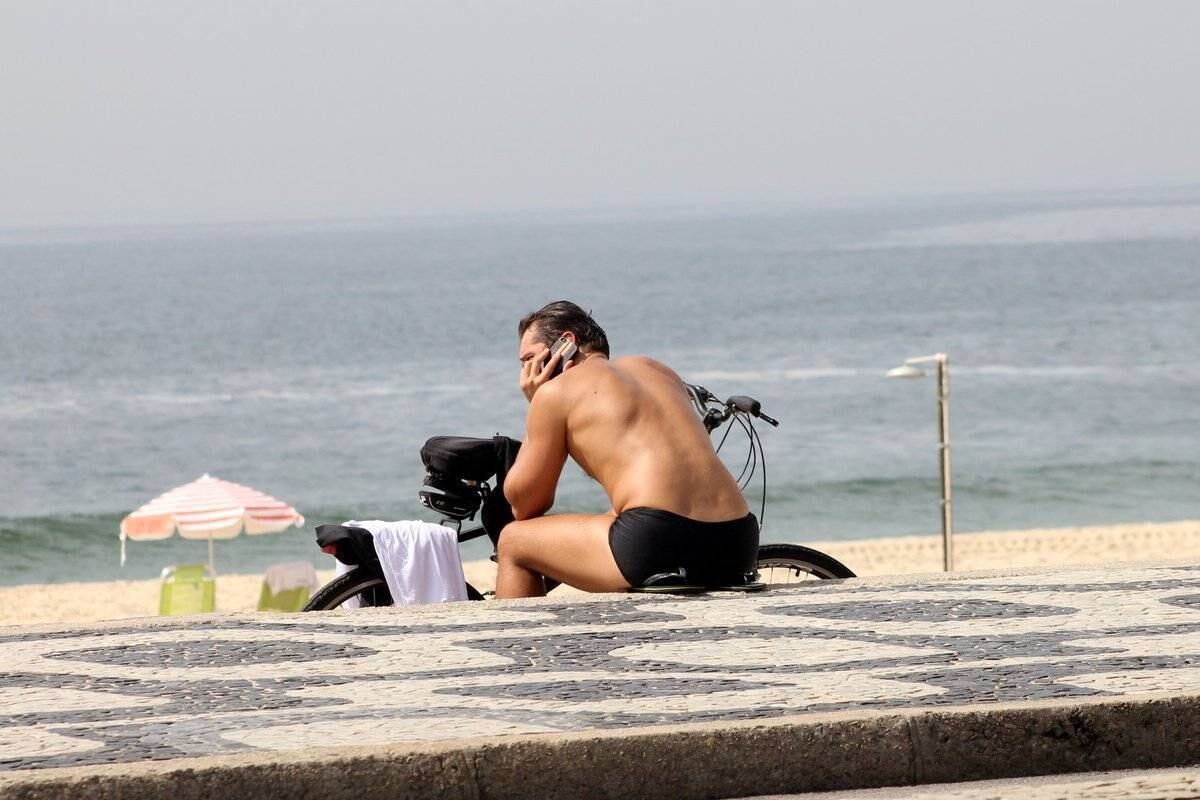 Paulo Rocha é fotografado bebendo água de coco na orla do Leblon, no Rio de Janeiro