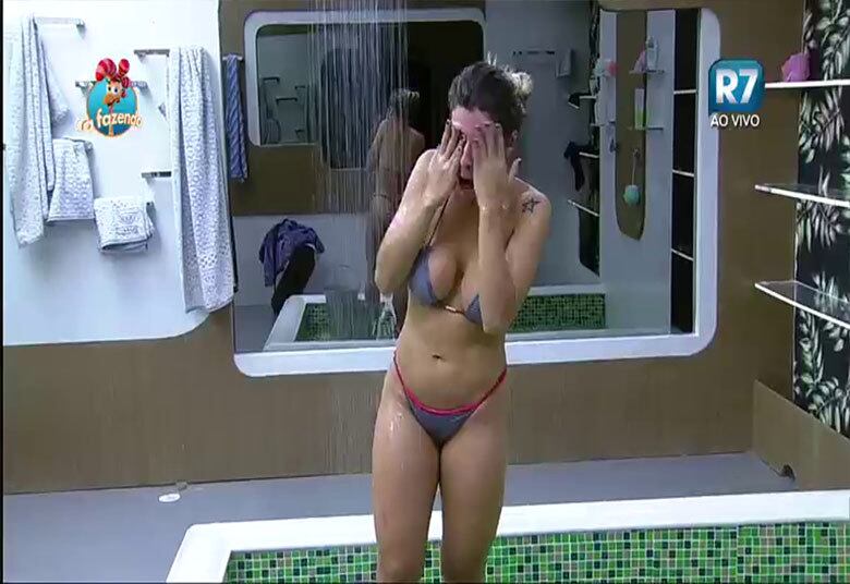 Largando Ana paula tomando banho sozinha

+ Marcelo Bimbi já decidiu seu voto: "Vou mandar alguém do meu grupo pra Roça"
+ Luka Ribeiro desabafa na festa mexicana e diz que não vai sofrer por antecipação
+ Na festa mexicana faltou pimenta no beijo de Ana Paula Minerato e Thiago Servo
+ Amaral leva susto ao escutar seu nome durante a madrugada; saiba como foi a noite dos peões na baia
+ Peões esbanjam estilo na primeira festa de A Fazenda 8; veja os looks

