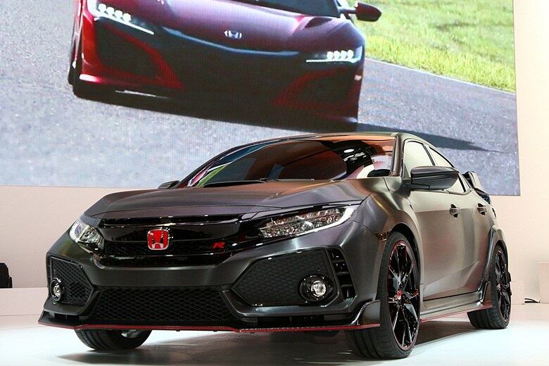 As rodas de 20 polegadas tem pintura black piano e calçam com pneus largos (245) de alto rendimento